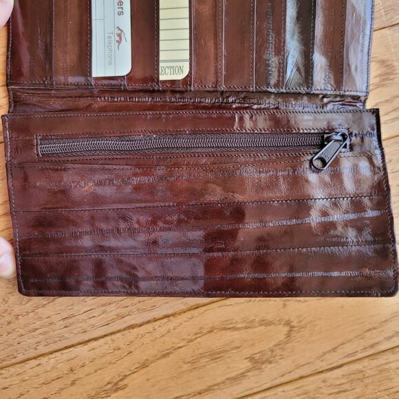 Eel Skin Elegance Reddish Brown Eel Skin Bi Fold Wallet Soft & Functional - Picture 4 of 12
